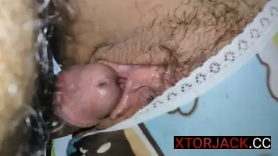 Hinawi ang panty at kiniskis ang etits sa clitoris