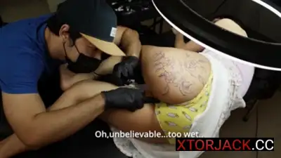 Tattoo artist hindi napigilan ang libog dahil ansexy ng customer