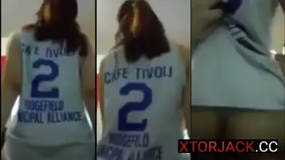 Klasik Rare Pinay na Suot pa ang Jersey ko Habang Umiindayog siya sa Taas ko
