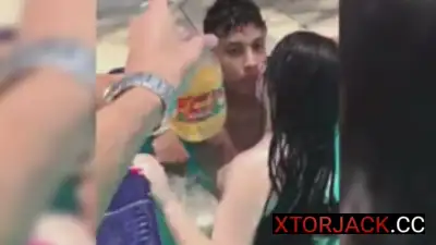 Sa pool nagparaos walang pakialam sa ibang tao