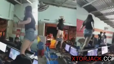 Exhibitionist si Ate sa Computer Shop – Nagpakita ng Kanyang Tahong