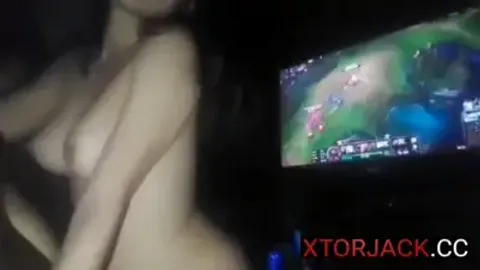 Bigla akong inupuan ni babe habang nasa kalagitnaan ng laban sa League of Legends
